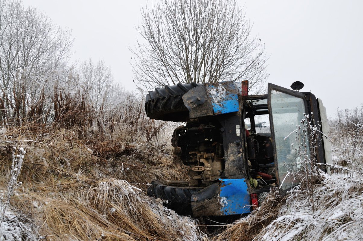 tractor fell into the ditch